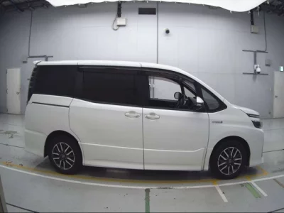 Toyota VOXY  с аукциона в Японии
