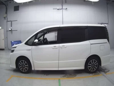 Toyota VOXY  с аукциона в Японии