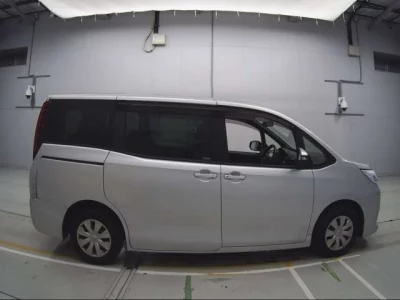 Toyota NOAH  с аукциона в Японии