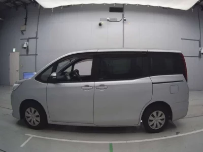 Toyota NOAH  с аукциона в Японии