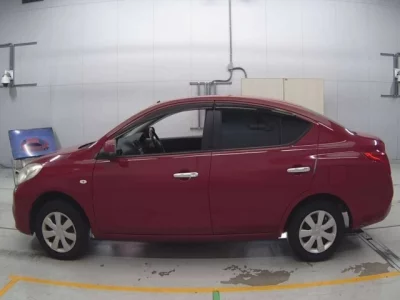 Nissan LATIO  с аукциона в Японии