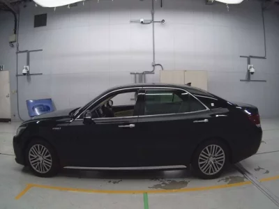 Toyota CROWN  с аукциона в Японии