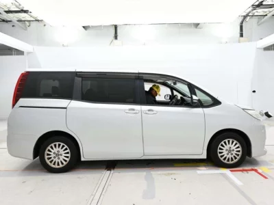 Toyota NOAH  с аукциона в Японии