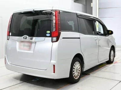 Toyota NOAH  с аукциона в Японии