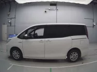 Toyota NOAH лот № 30481 оценка 4  с аукциона в Японии 3