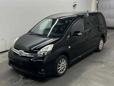 Toyota ISIS  с аукциона в Японии