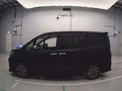 Toyota VOXY  с аукциона в Японии