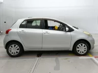 Toyota VITZ лот № 30573 оценка 3.5  с аукциона в Японии 2
