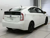 Toyota PRIUS лот № 30693 оценка R  с аукциона в Японии 1