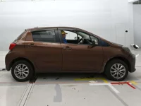 Toyota VITZ лот № 30741 оценка 3.5  с аукциона в Японии 2