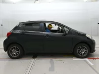 Toyota VITZ лот № 30750 оценка 3.5  с аукциона в Японии 2