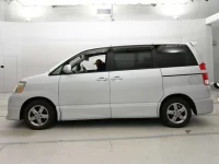 Toyota NOAH лот № 30807 оценка 4  с аукциона в Японии 3