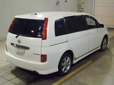 Toyota ISIS  с аукциона в Японии