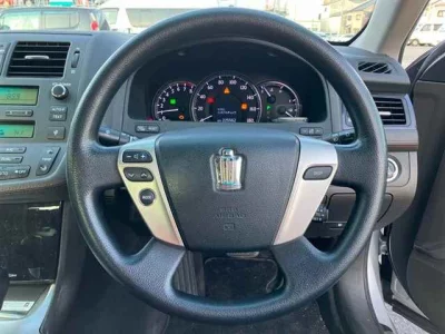 Toyota CROWN  с аукциона в Японии