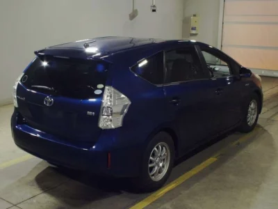 Toyota PRIUS ALPHA  с аукциона в Японии