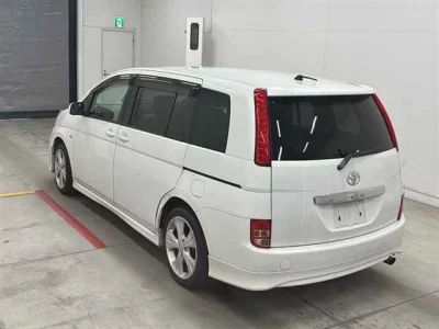 Toyota ISIS  с аукциона в Японии