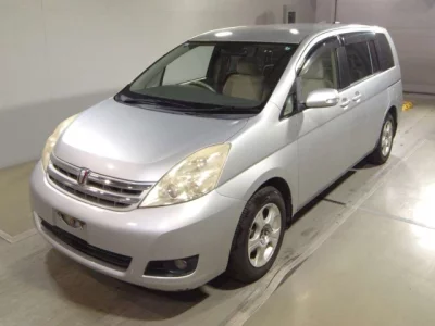 Toyota ISIS  с аукциона в Японии