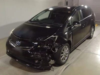 Toyota PRIUS ALPHA  с аукциона в Японии