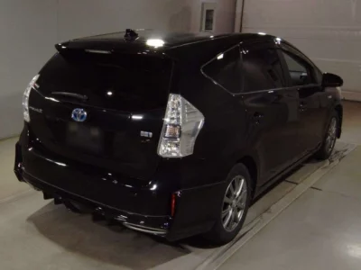 Toyota PRIUS ALPHA  с аукциона в Японии