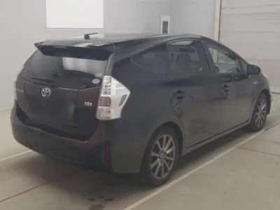 Toyota PRIUS ALPHA  с аукциона в Японии