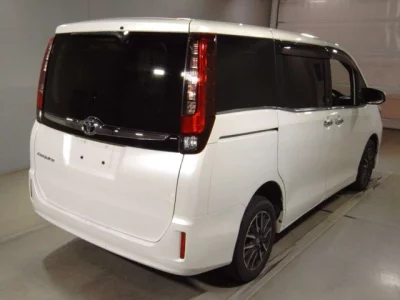 Toyota ESQUIRE  с аукциона в Японии