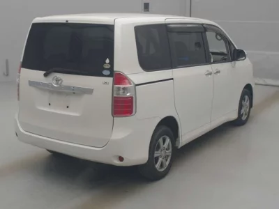 Toyota NOAH  с аукциона в Японии