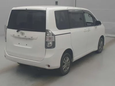 Toyota VOXY  с аукциона в Японии