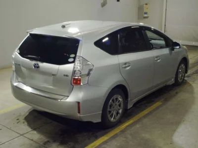 Toyota PRIUS ALPHA  с аукциона в Японии