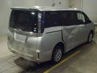 Toyota VOXY  с аукциона в Японии