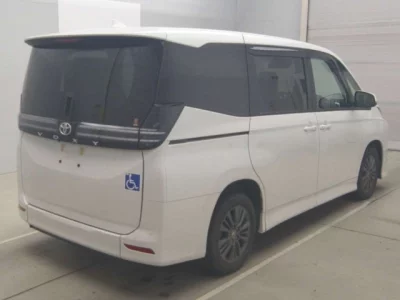 Toyota VOXY  с аукциона в Японии