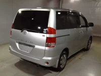 Toyota NOAH лот № 21 оценка 4  с аукциона в Японии 1