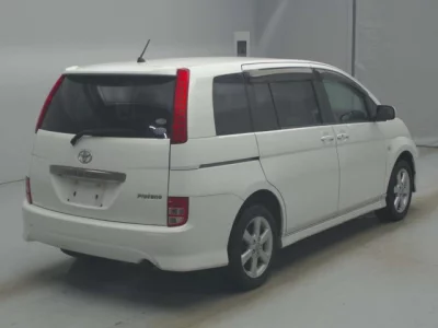 Toyota ISIS  с аукциона в Японии