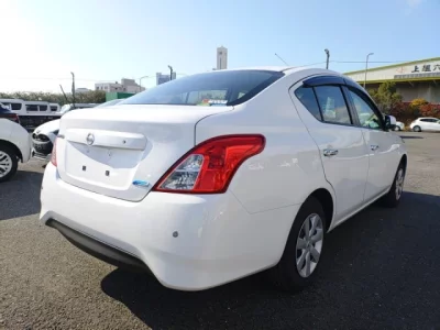 Nissan LATIO  с аукциона в Японии