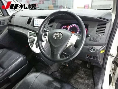 Toyota ISIS  с аукциона в Японии