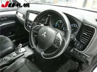 Mitsubishi OUTLANDER PHEV лот № 58 оценка 3.5  с аукциона в Японии 2