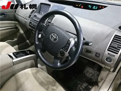 Toyota PRIUS  с аукциона в Японии