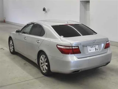 Lexus LS  с аукциона в Японии
