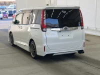 Toyota NOAH лот № 2318 оценка 4  с аукциона в Японии 1