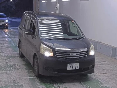 Toyota NOAH  с аукциона в Японии
