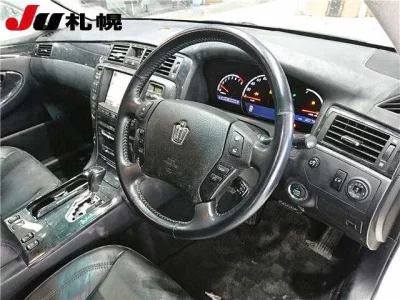 Toyota CROWN  с аукциона в Японии