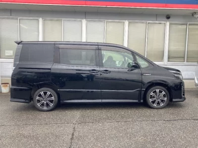 Toyota VOXY  с аукциона в Японии