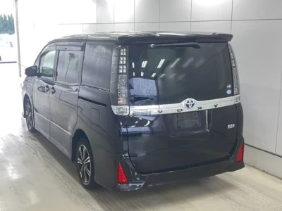 Toyota VOXY  с аукциона в Японии