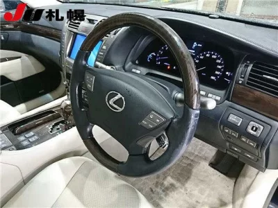 Lexus LS  с аукциона в Японии