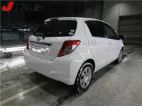 Toyota VITZ лот № 1161 оценка R  с аукциона в Японии 1