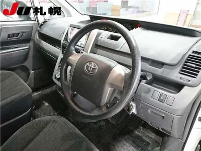 Toyota VOXY  с аукциона в Японии