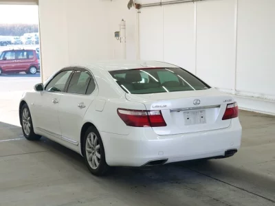 Lexus LS  с аукциона в Японии