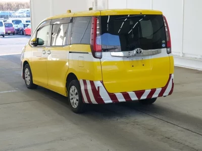 Toyota NOAH  с аукциона в Японии