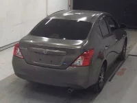 Nissan LATIO лот № 5794 оценка 3.5  с аукциона в Японии 3