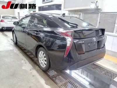 Toyota PRIUS  с аукциона в Японии