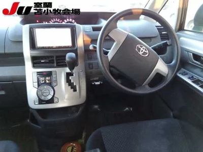Toyota NOAH  с аукциона в Японии